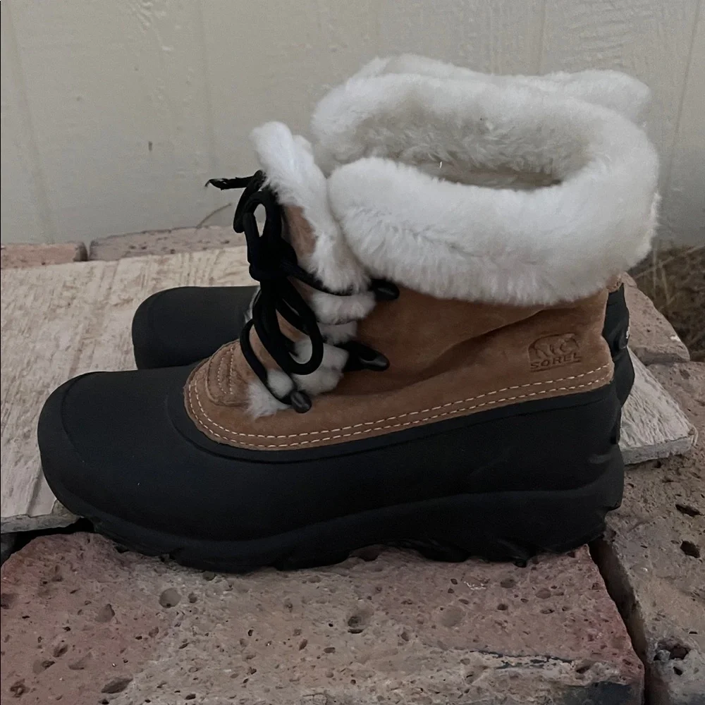 Sorel Women’s Snow Angel Faux Fur Detail Waterproof Boot Size 9